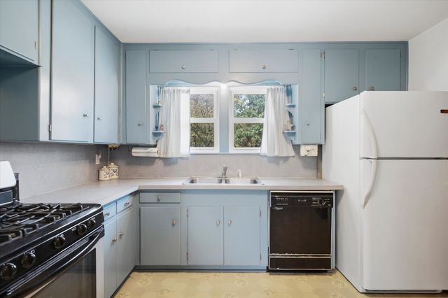 3513 Meadow Oaks Drive, Haltom City, TX 76117