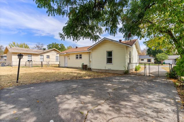 3513 Meadow Oaks Drive, Haltom City, TX 76117