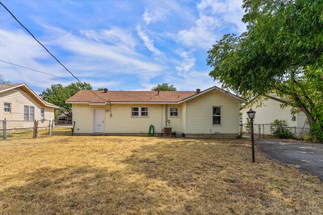 3513 Meadow Oaks Drive, Haltom City, TX 76117