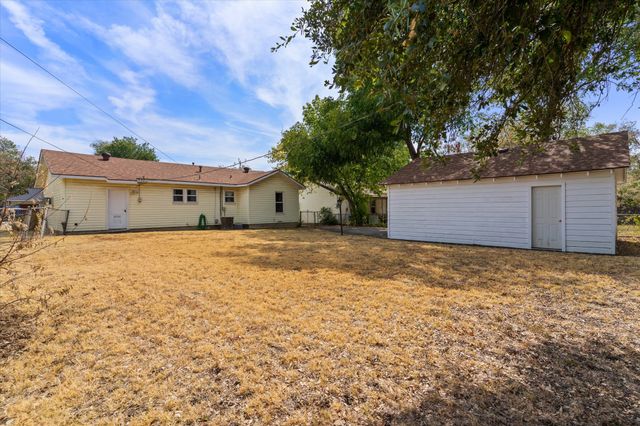 3513 Meadow Oaks Drive, Haltom City, TX 76117
