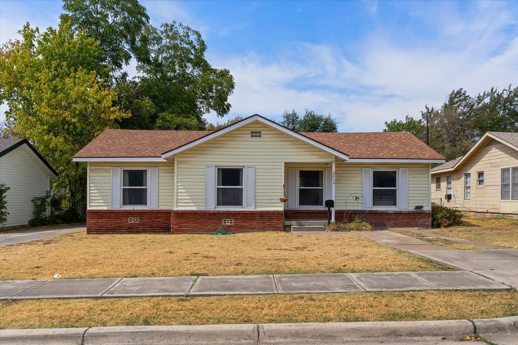 3513 Meadow Oaks Drive, Haltom City, TX 76117