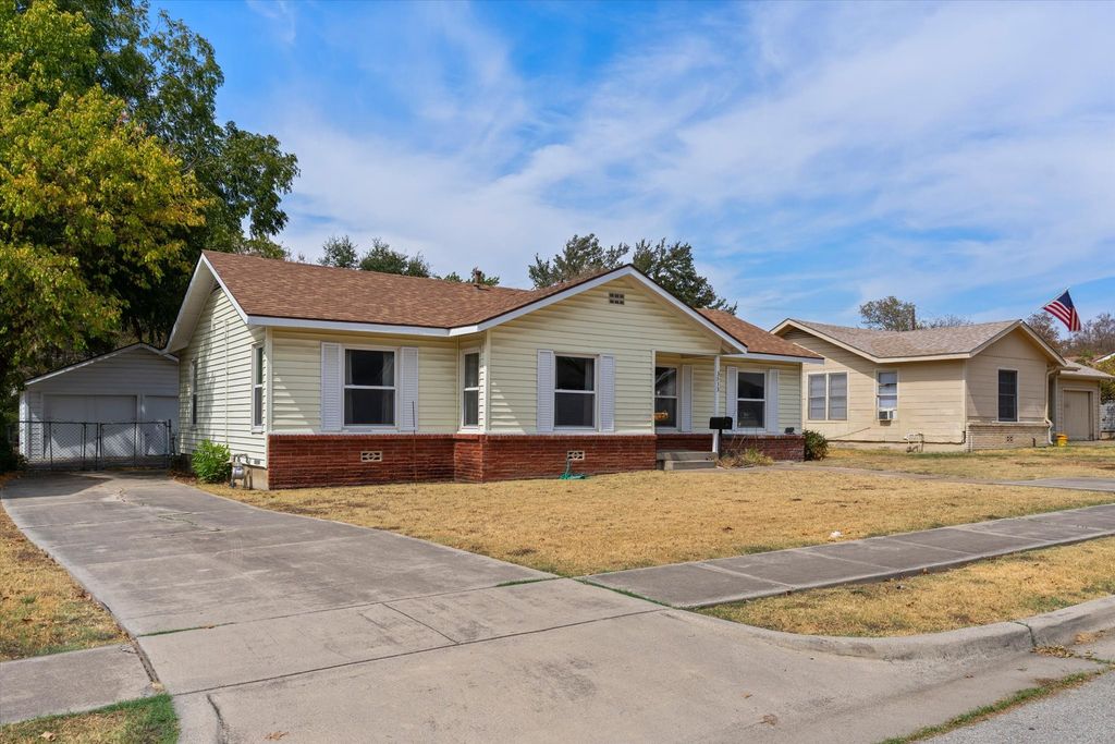 3513 Meadow Oaks Drive, Haltom City, TX 76117 — photo 2