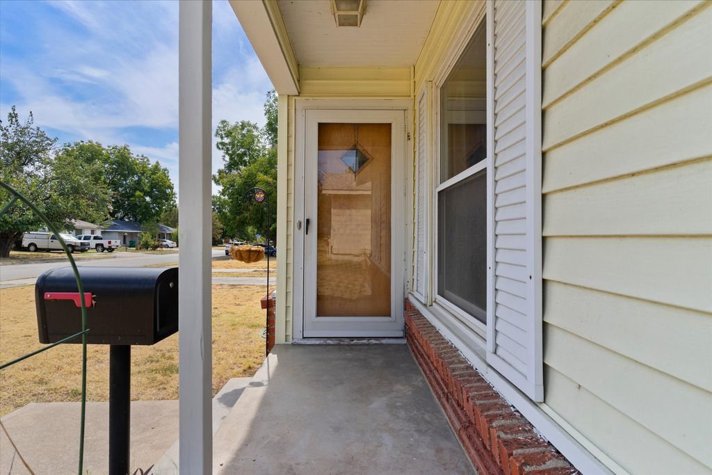 3513 Meadow Oaks Drive, Haltom City, TX 76117 — photo 4