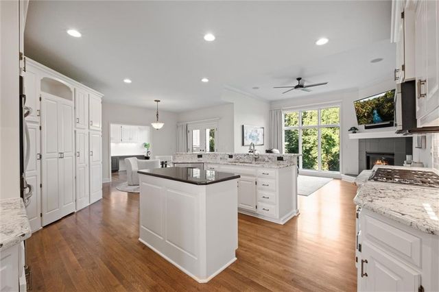 8190 Shoreline Drive, Parkville, MO 64152