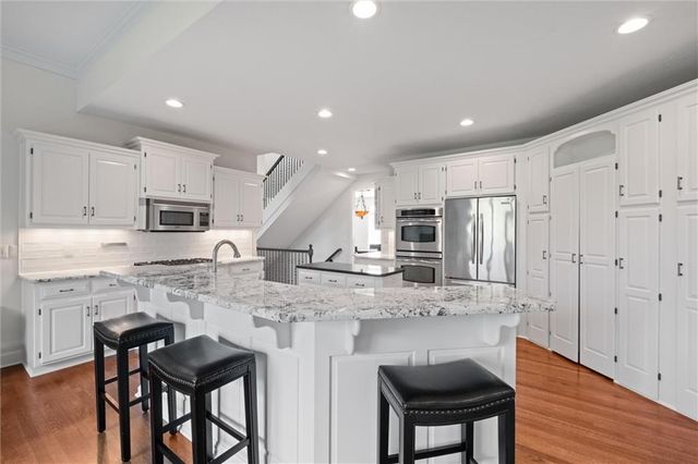 8190 Shoreline Drive, Parkville, MO 64152