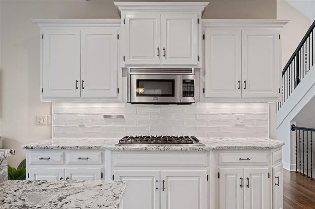 8190 Shoreline Drive, Parkville, MO 64152