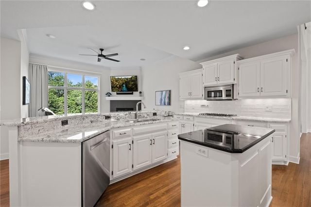 8190 Shoreline Drive, Parkville, MO 64152