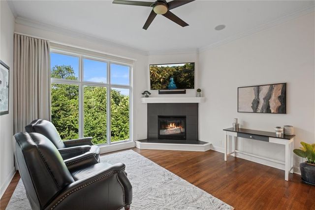 8190 Shoreline Drive, Parkville, MO 64152