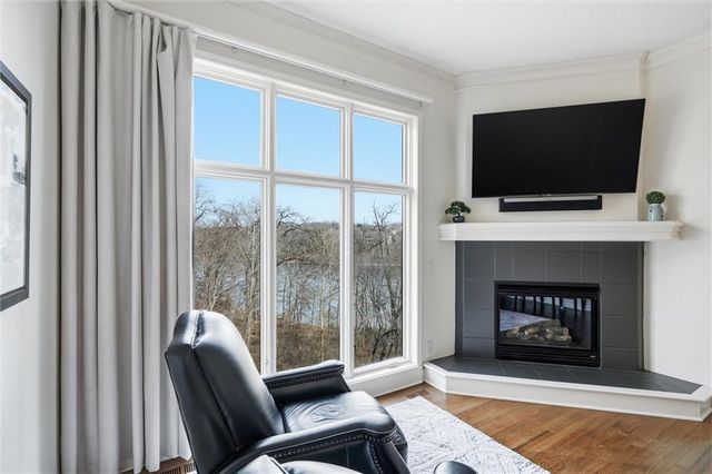 8190 Shoreline Drive, Parkville, MO 64152