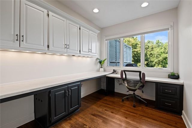 8190 Shoreline Drive, Parkville, MO 64152