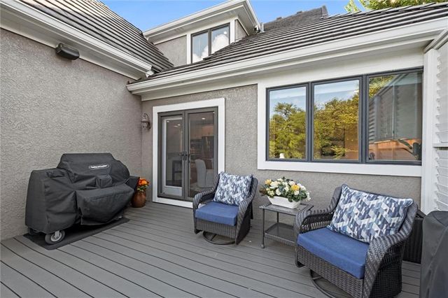 8190 Shoreline Drive, Parkville, MO 64152