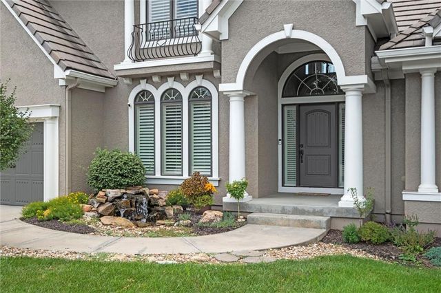 8190 Shoreline Drive, Parkville, MO 64152