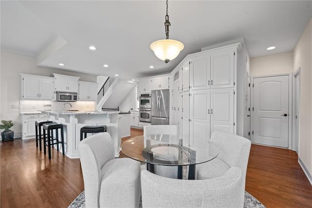 8190 Shoreline Drive, Parkville, MO 64152