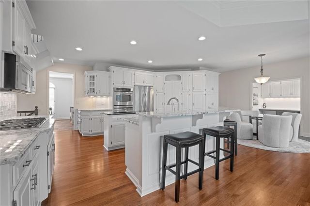 8190 Shoreline Drive, Parkville, MO 64152