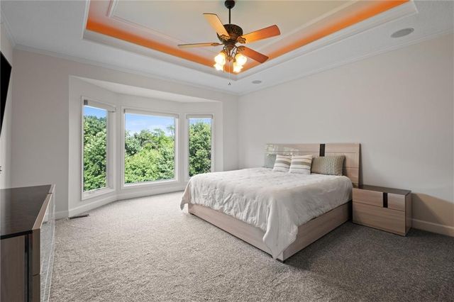 8190 Shoreline Drive, Parkville, MO 64152