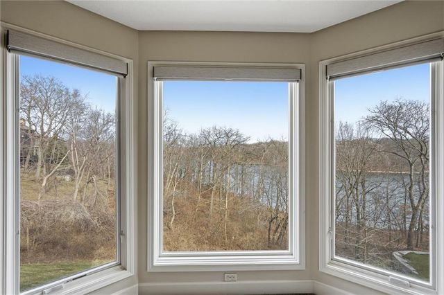 8190 Shoreline Drive, Parkville, MO 64152