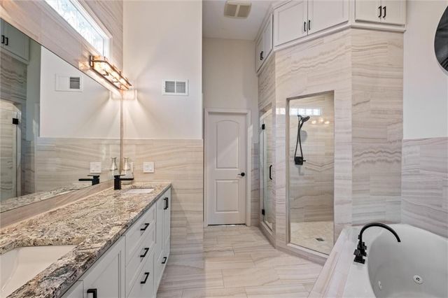 8190 Shoreline Drive, Parkville, MO 64152