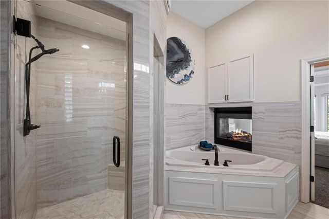 8190 Shoreline Drive, Parkville, MO 64152