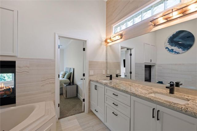 8190 Shoreline Drive, Parkville, MO 64152