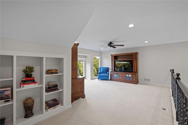 8190 Shoreline Drive, Parkville, MO 64152