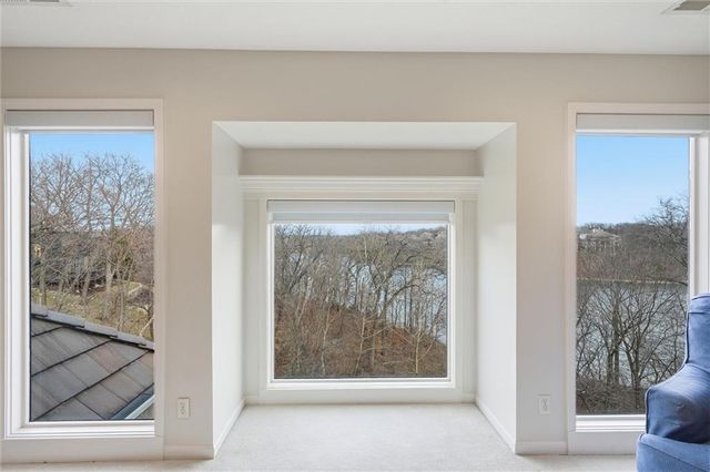 8190 Shoreline Drive, Parkville, MO 64152