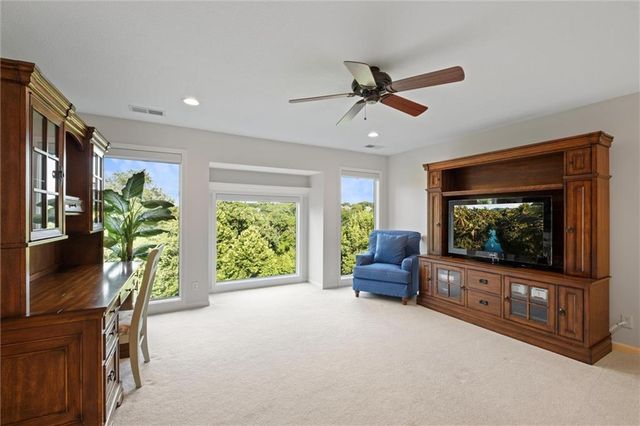 8190 Shoreline Drive, Parkville, MO 64152