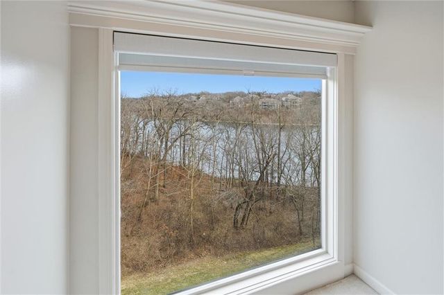 8190 Shoreline Drive, Parkville, MO 64152