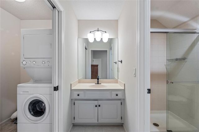 8190 Shoreline Drive, Parkville, MO 64152