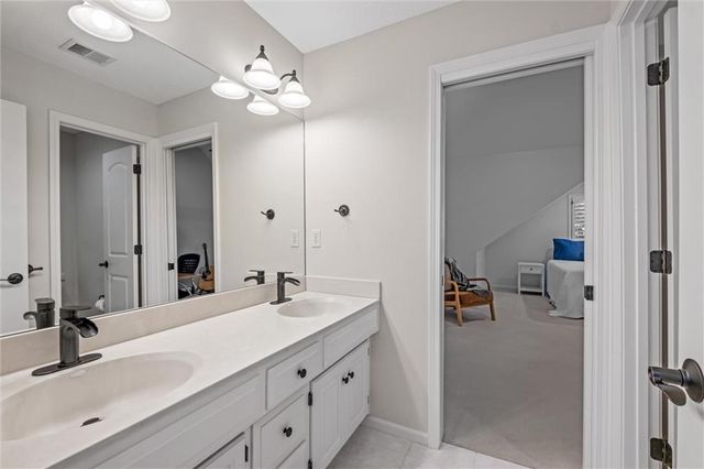 8190 Shoreline Drive, Parkville, MO 64152