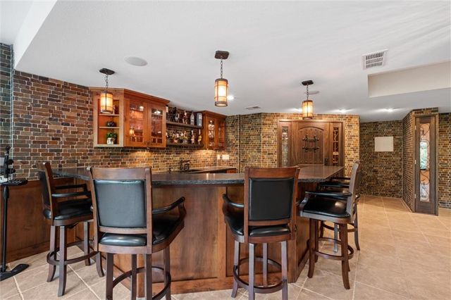 8190 Shoreline Drive, Parkville, MO 64152