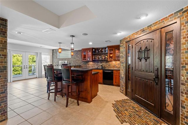 8190 Shoreline Drive, Parkville, MO 64152