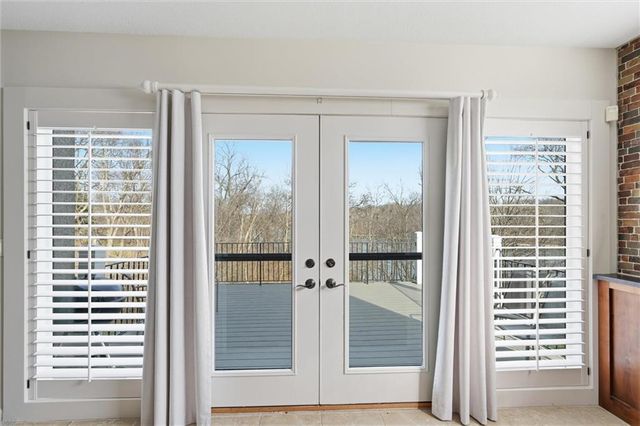 8190 Shoreline Drive, Parkville, MO 64152