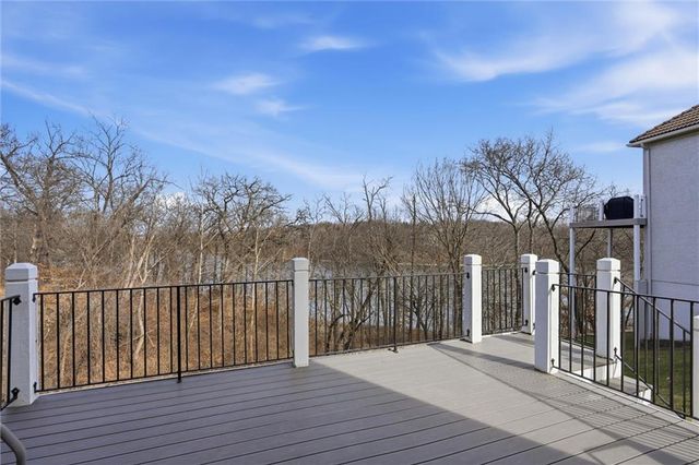 8190 Shoreline Drive, Parkville, MO 64152