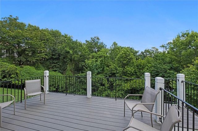 8190 Shoreline Drive, Parkville, MO 64152