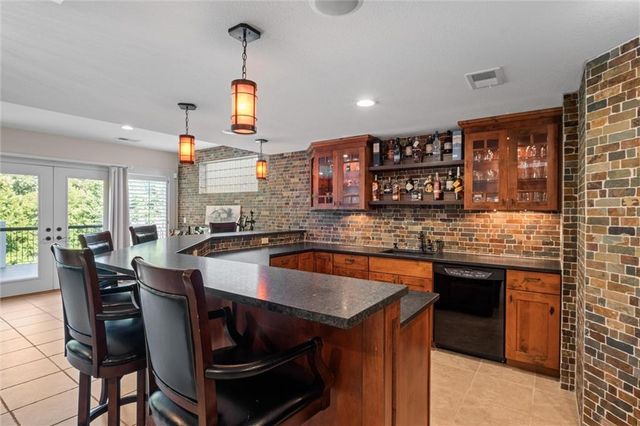 8190 Shoreline Drive, Parkville, MO 64152