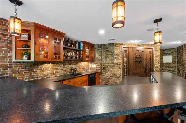 8190 Shoreline Drive, Parkville, MO 64152