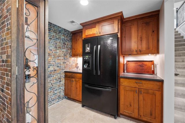 8190 Shoreline Drive, Parkville, MO 64152