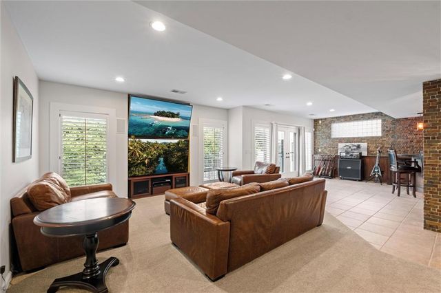 8190 Shoreline Drive, Parkville, MO 64152