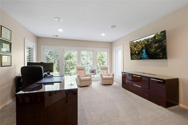 8190 Shoreline Drive, Parkville, MO 64152