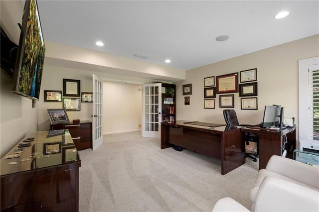 8190 Shoreline Drive, Parkville, MO 64152