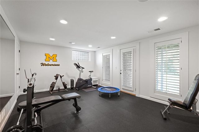 8190 Shoreline Drive, Parkville, MO 64152