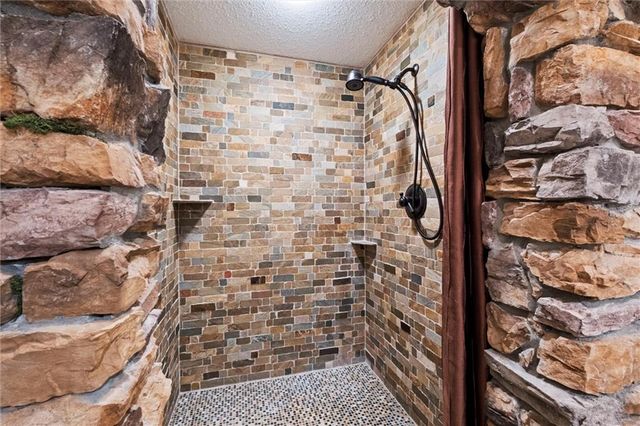 8190 Shoreline Drive, Parkville, MO 64152