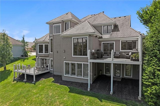 8190 Shoreline Drive, Parkville, MO 64152