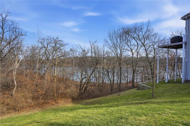 8190 Shoreline Drive, Parkville, MO 64152