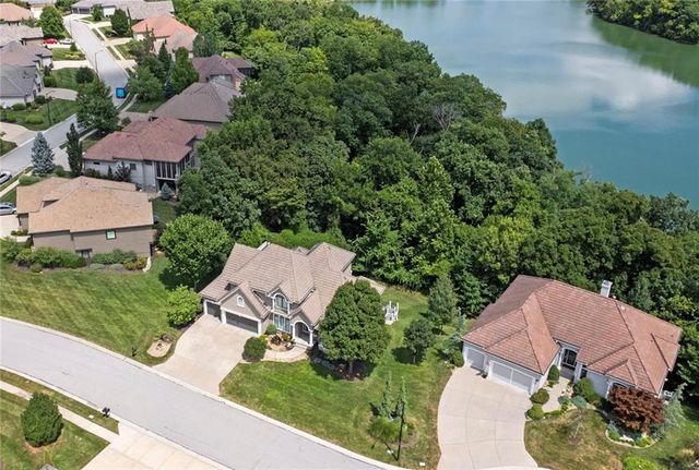 8190 Shoreline Drive, Parkville, MO 64152