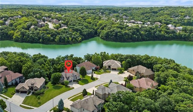 8190 Shoreline Drive, Parkville, MO 64152