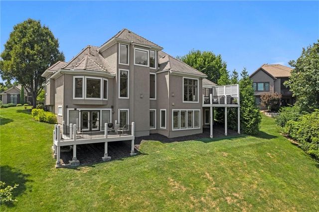 8190 Shoreline Drive, Parkville, MO 64152