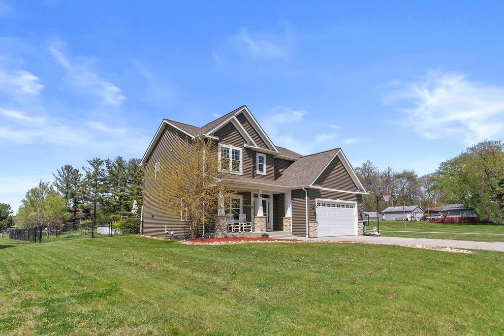 320 W Hunt Avenue, Twin Lakes, WI 53181