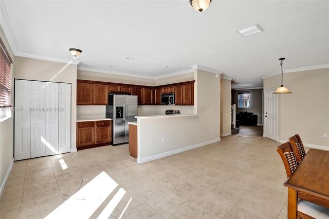 1042 NE 207th Ter, Miami, FL 33179