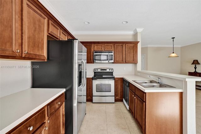 1042 NE 207th Ter, Miami, FL 33179